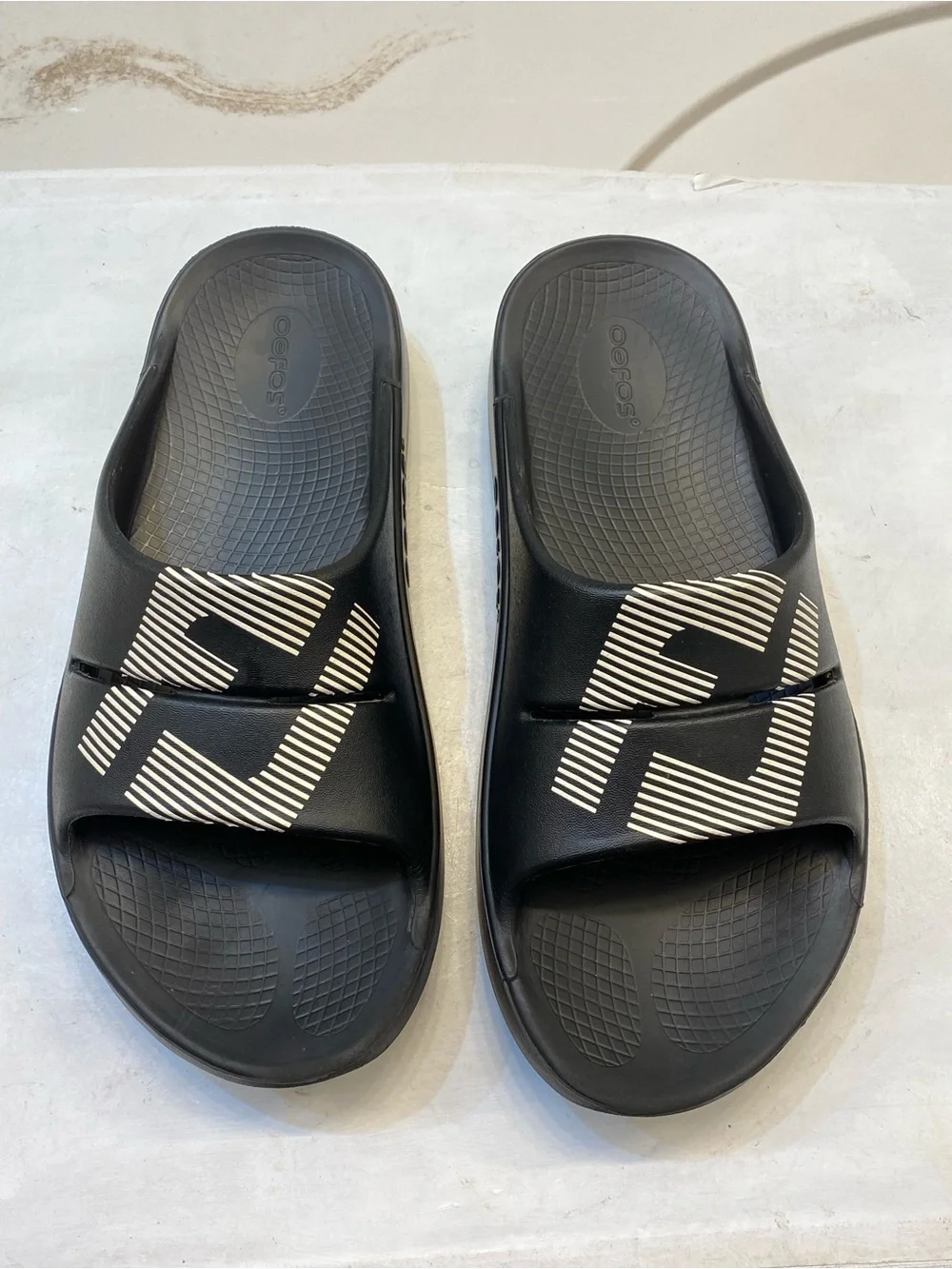 FJ x OOFOS Men’s OOahh Sports Slides sandals Men’s Size 9 excellent condition